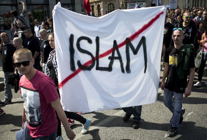 AFP/„Scanpix“ nuotr./Vienas iš gausių protestų prieš neva į Ameriką atsliūkinantį islamą