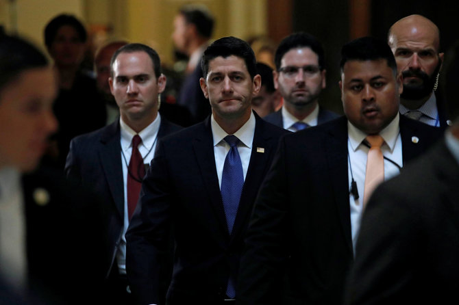 „Reuters“/„Scanpix“ nuotr./Paulas Ryanas (viduryje) ir kiti JAV Kongreso nariai