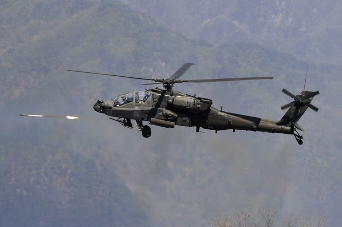 AFP/„Scanpix“ nuotr./Atakos sraigtasparnis „AH-64 Apache“