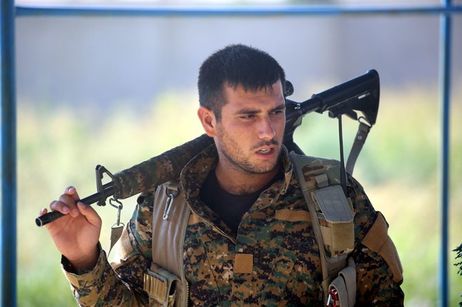 AFP/„Scanpix“ nuotr./Kurdų pešmergų kovotojas prie Rakos