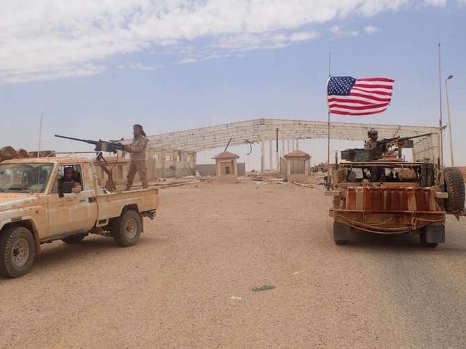 „Scanpix“/AP nuotr./Sirijos sukilėliai ir JAV kariai kartu veikia At Tanfo mieste Pietų Sirijoje