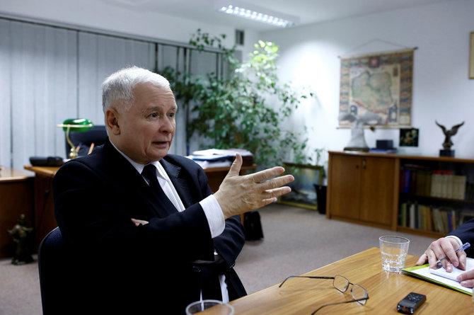 „Reuters“/„Scanpix“ nuotr./Jaroslawas Kaczynskis savo kabinete