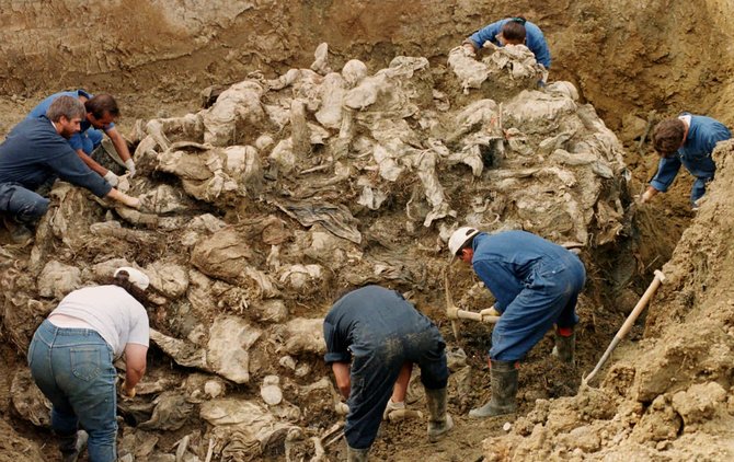 „Scanpix“/AP nuotr./Aukų kūnai duobėje Srebrenicoje