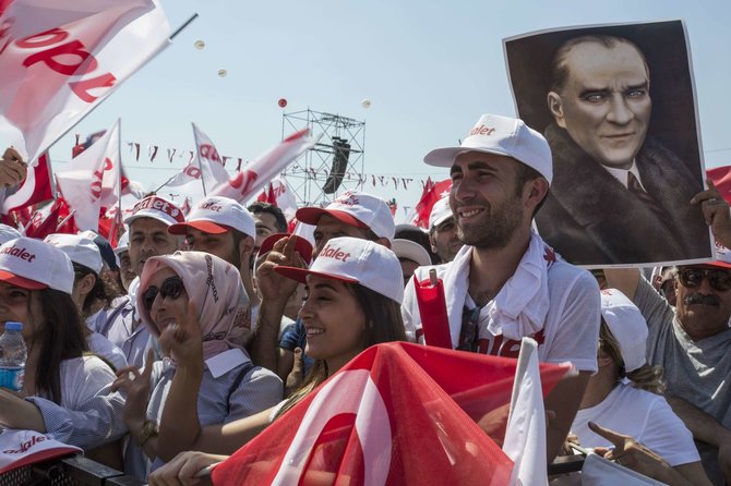 „Scanpix“/„SIPA“ nuotr./Turkijos opozicija Stambule surengė didžiulį mitingą prieš prezidentą R.T.Erdoganą