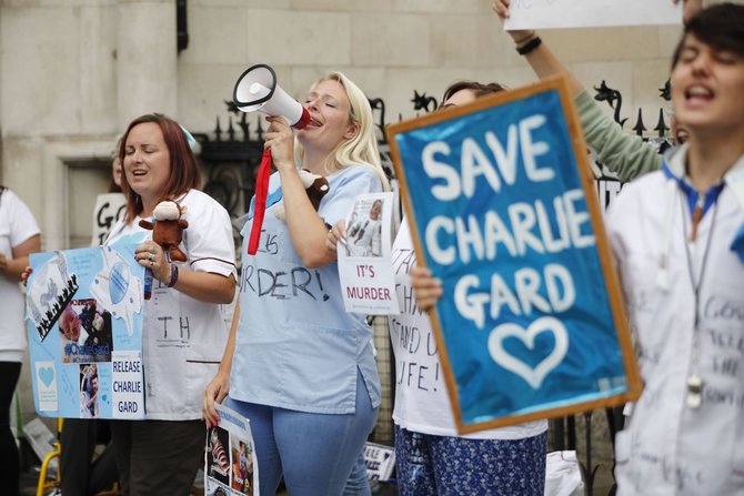 AFP/„Scanpix“ nuotr./Britai protestuoja prieš sprendimą atjungti gyvybės palaikymo aparatus Charlie Gardui