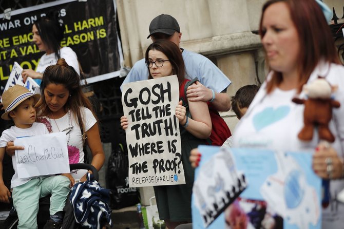 AFP/„Scanpix“ nuotr./Britai protestuoja prieš sprendimą atjungti gyvybės palaikymo aparatus Charlie Gardui
