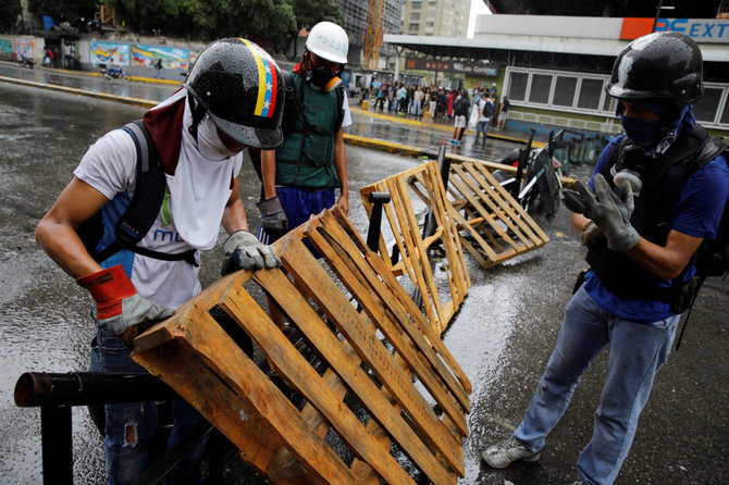 „Reuters“/„Scanpix“ nuotr./Protestuotojai stato barikadas Karakase