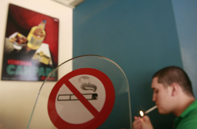 „Reuters“/„Scanpix“ nuotr./Graikai masiškai nepaiso jau nuo 2009 metų galiojančio draudimo rūkyti viešose patalpose