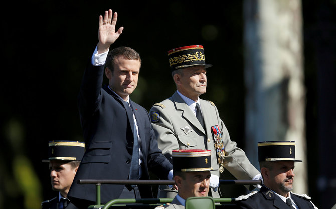 „Reuters“/„Scanpix“ nuotr./E.Macronas ir P.De Villiersas per Bastilijos dienos karinį paradą