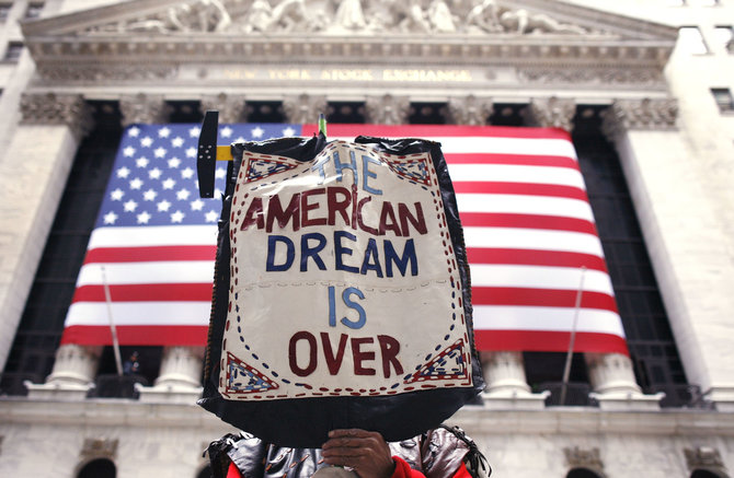 „Reuters“/„Scanpix“ nuotr./Protestuotojo plakatas skelbia: „Amerikos svajonė baigėsi“