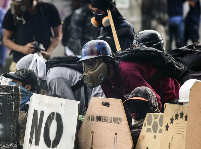 AFP/„Scanpix“ nuotr./Venesueliečiai blokuoja Karakaso gatves