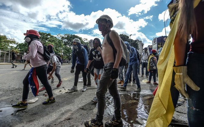 AFP/„Scanpix“ nuotr./Venesueliečiai blokuoja Karakaso gatves