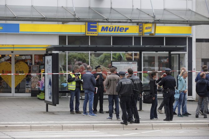 „Scanpix“/AP nuotr./Prieglobsčio Vokietijoje negavęs asmuo Hamburge peiliu mirtinai subadė vieną žmogų, o dar penkis sužeidė.