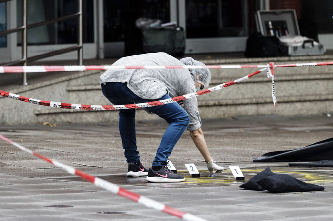 „Scanpix“/AP nuotr./Prieglobsčio Vokietijoje negavęs asmuo Hamburge peiliu mirtinai subadė vieną žmogų, o dar penkis sužeidė.