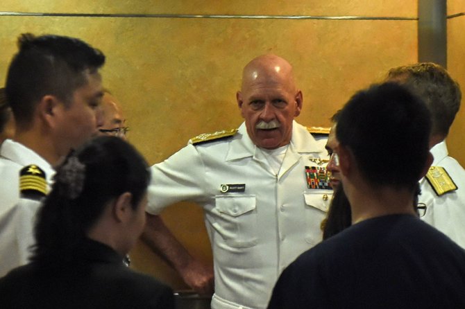 AFP/„Scanpix“ nuotr./Singapūre apsilankė JAV Ramiojo vandenyno laivyno vadas admirolas Scottas Swiftas