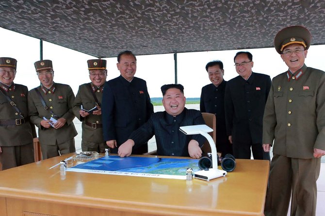 AFP/„Scanpix“ nuotr./Kim Jong Unas stebi raketos paleidimą