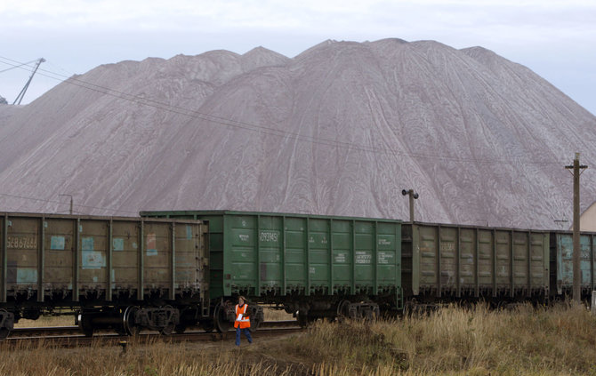 „Reuters“/„Scanpix“ nuotr./Traukinio vagonai prie Salihorsko miesto Baltarusijoje