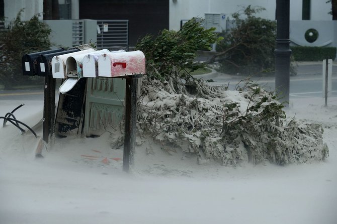 AFP/„Scanpix“ nuotr./Po JAV Floridos valstiją slenka uraganas Irma