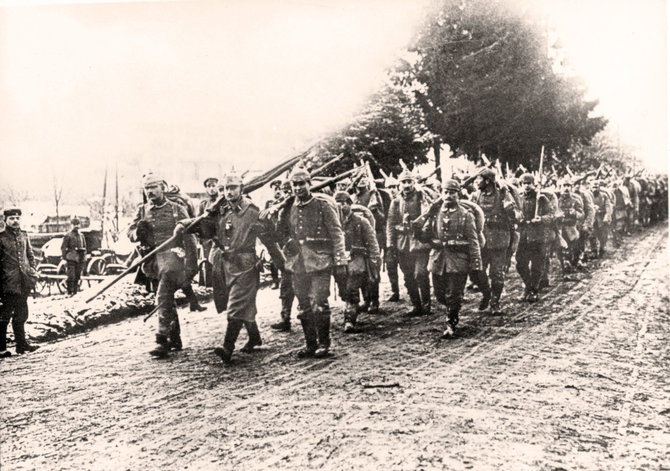 „Scanpix“/„Picture-Alliance“ nuotr./Vokiečiai žygiuoja į apkasus Verdeno mūšio fronto linijoje