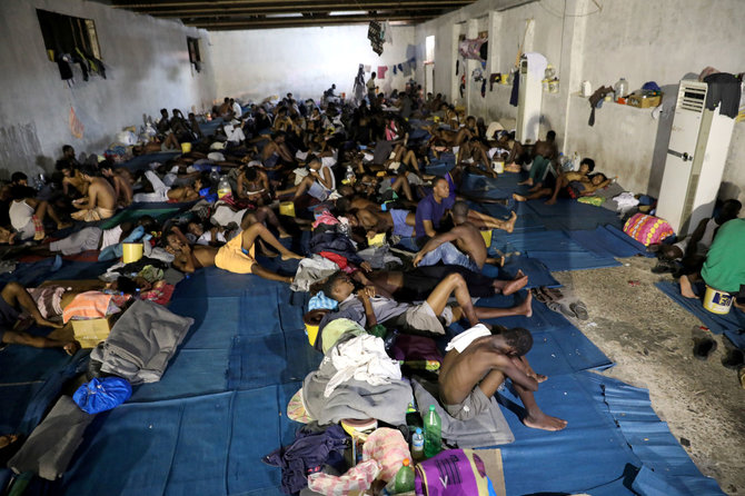 „Reuters“/„Scanpix“ nuotr./Migrantų priėmimo centras Libijos sostinėje Tripolyje