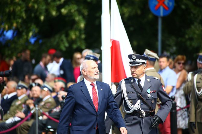 „Scanpix“/„SIPA“ nuotr./Antoni Macierewiczius pertvarkė Lenkijos kariuomenės vadovybę