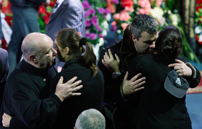 Semyons Mogilevich (left), considered the leader of the Russian mafia, at the funeral of Shabtai Kalmanovich