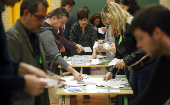„Reuters“/„Scanpix“ nuotr./Savanoriai skaičiuoja balsus, atiduotus per 2014 metų referendumą