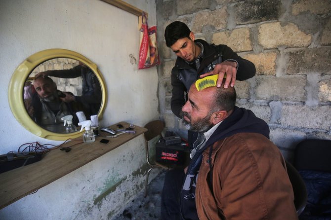 AFP/„Scanpix“ nuotr./Sutriuškinus IS, Mosulo vyrai suskubo į kirpyklas