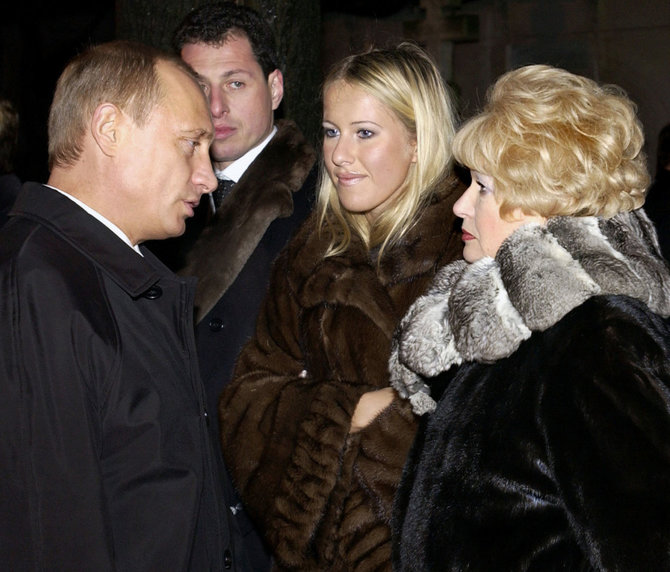 „Scanpix“/AP nuotr./V.Putinas, K.Sobčiak ir jos motina L.Narasova 2003 metais