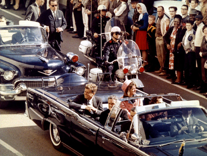 „Reuters“/„Scanpix“ nuotr./Johnas F.Kennedy su žmona Jackie limuzine Dalase kelios sekundės prieš mirtinus šūvius