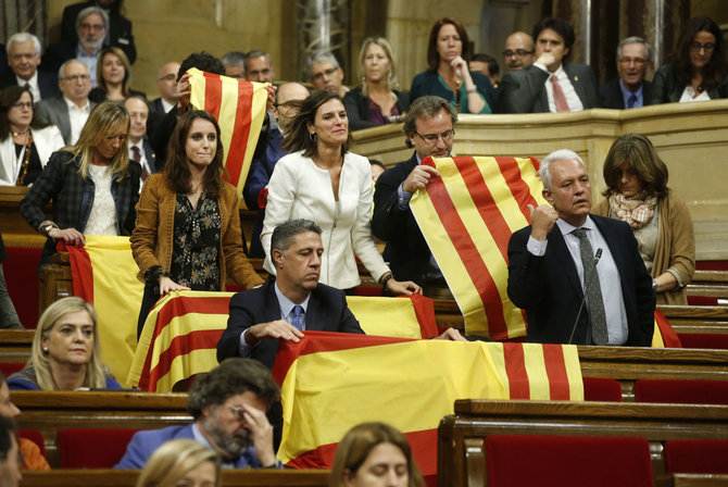 „Scanpix“/AP nuotr./Liaudies partijos deputatai savo vietose paliko Ispanijos vėliavas