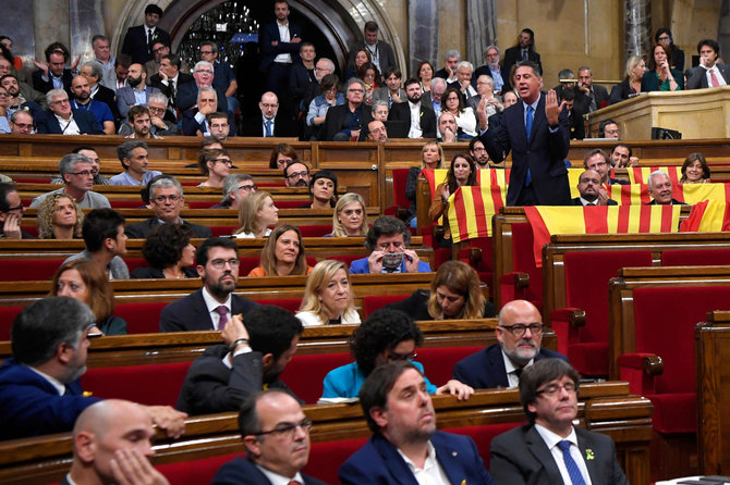 AFP/„Scanpix“ nuotr./Liaudies partijos deputatai savo vietose paliko Ispanijos vėliavas