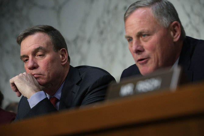 AFP/„Scanpix“ nuotr./Demokratas Markas Warneris (kairėje) ir Richardas Burras