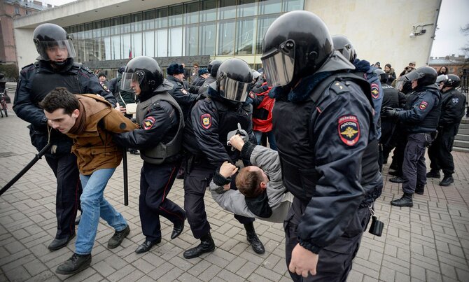 AFP/„Scanpix“ nuotr./Rusijos policija Sankt Peterburge sulaikė kraštutinių kairiųjų pažiūrų aktyvistus