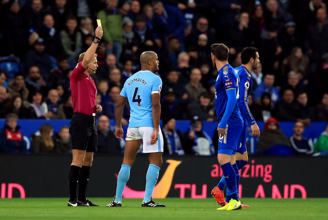 „Scanpix“/„PA Wire“/„Press Association Images“ nuotr./Vincent'as Kompany Lesteryje galėjo būti išvarytas jau 2 mačo minutę, bet už paskutinės vilties pražangą buvo tik įspėtas