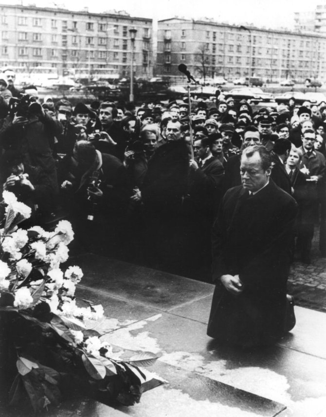 „Scanpix“/„PA Wire“/„Press Association Images“ nuotr./Willy Brandtas prie paminklo Varšuvos geto sukilimo dalyviams