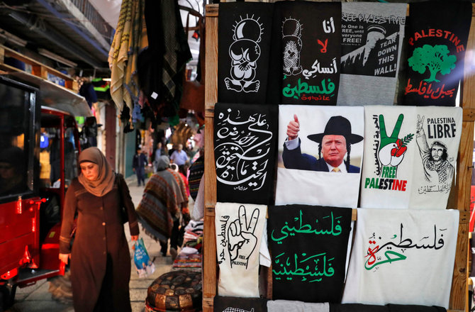 AFP/„Scanpix“ nuotr./Jeruzalėje parduodami marškinėliai, ir garbinantys D.Trumpą, ir rodantys paramą palestiniečiams