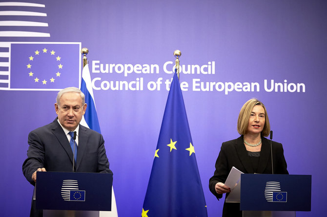 „Scanpix“/„Sipa USA“ nuotr./Benjaminas Netanyahu ir Federica Mogherini