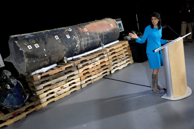 „Reuters“/„Scanpix“ nuotr./N.Haley demonstravo surinktas dviejų raketų nuolaužas