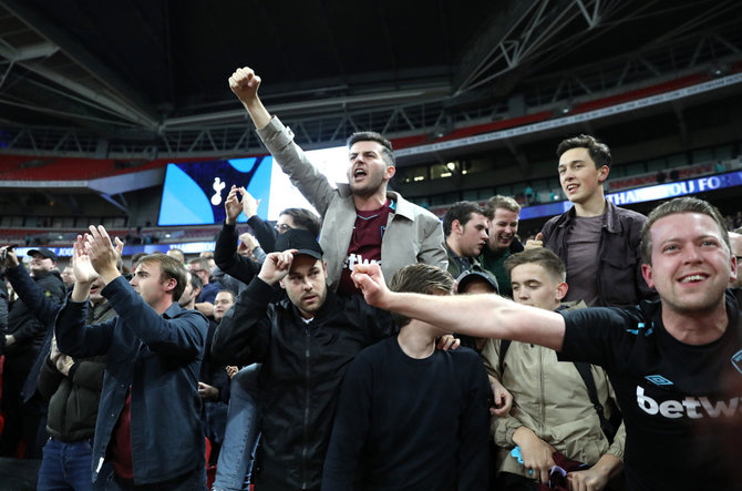 „Scanpix“/„PA Wire“/„Press Association Images“ nuotr./„West Ham Utd“ sirgaliai triumfuoja po pergalės prieš „Spurs“ spalį