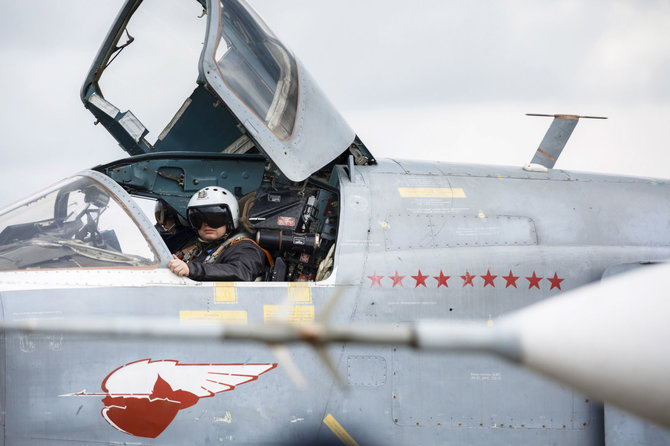 „Reuters“/„Scanpix“ nuotr./Rusijos pilotas kariniame lėktuve „Su-25“