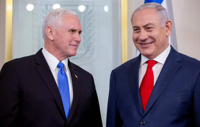 AFP/„Scanpix“ nuotr./Mike'as Pence'as ir Benjaminas Netanyahu