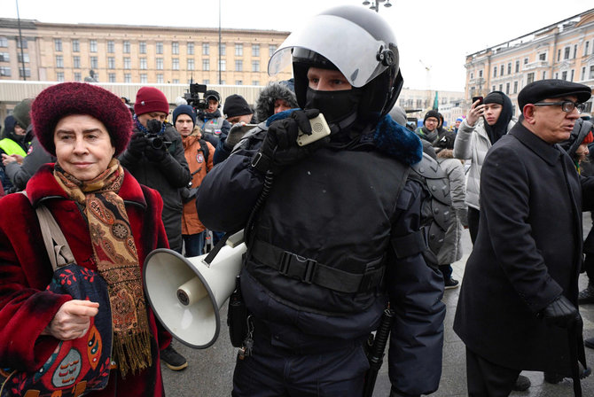 AFP/„Scanpix“ nuotr./Policija ragino maskviečius skirstytis