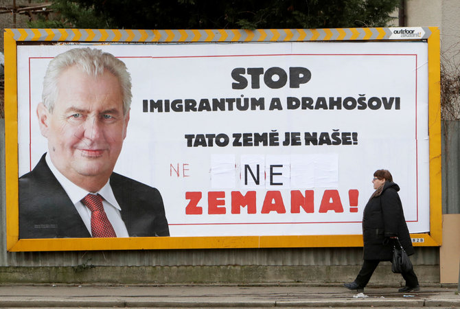 „Reuters“/„Scanpix“ nuotr./„Stop imigracijai ir Drahošui. Čia mūsų žemė!“ – skelbiama M.Zemano rinkiminiame plakate