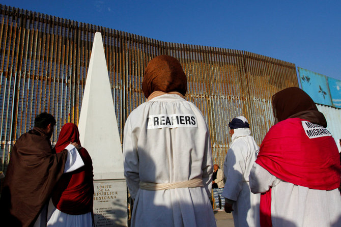 „Reuters“/„Scanpix“ nuotr./„Svajotojai“ prie JAV ir Meksikos sienos