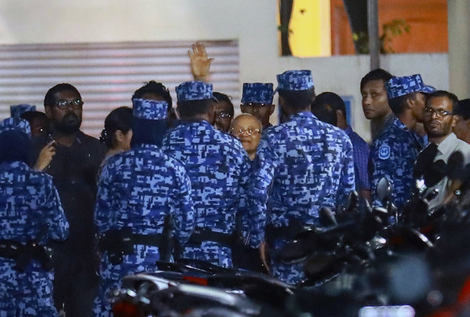„Scanpix“/AP nuotr./Suimamas buvęs Maldyvų prezidentas Maumoonas Abdul Gayoomas