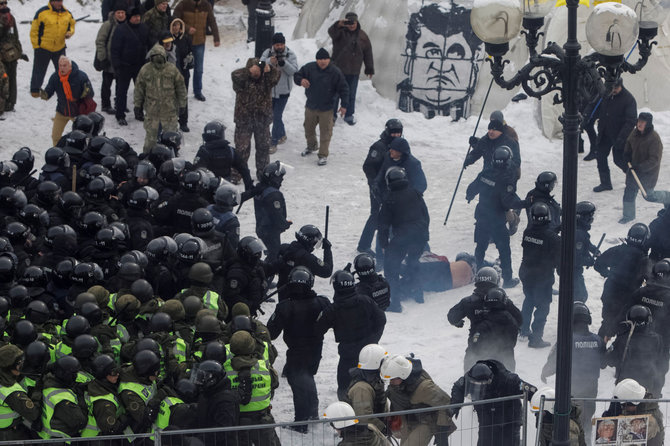 „Reuters“/„Scanpix“ nuotr./Kijeve per protestą prieš korupciją sužeisti 8 policininkai