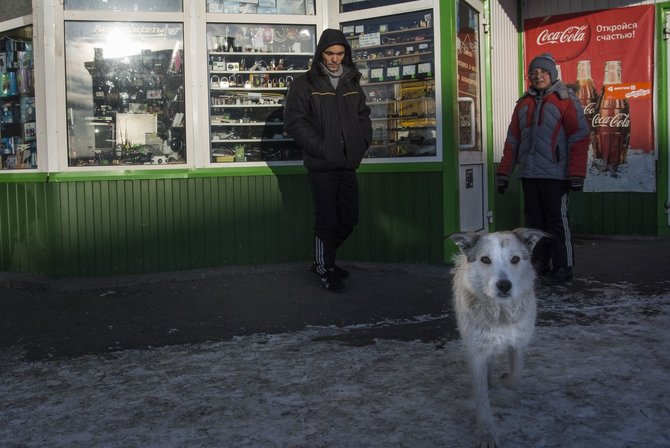 „Scanpix“/AP nuotr./Žemutinio Tagilo gyventojai prie traukinių stoties