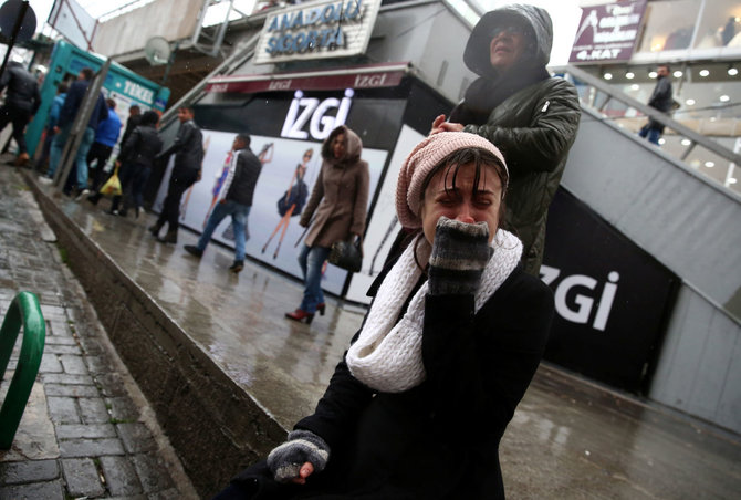 „Reuters“/„Scanpix“ nuotr./Turkijos riaušių policija išvaikė eitynes už moterų teises