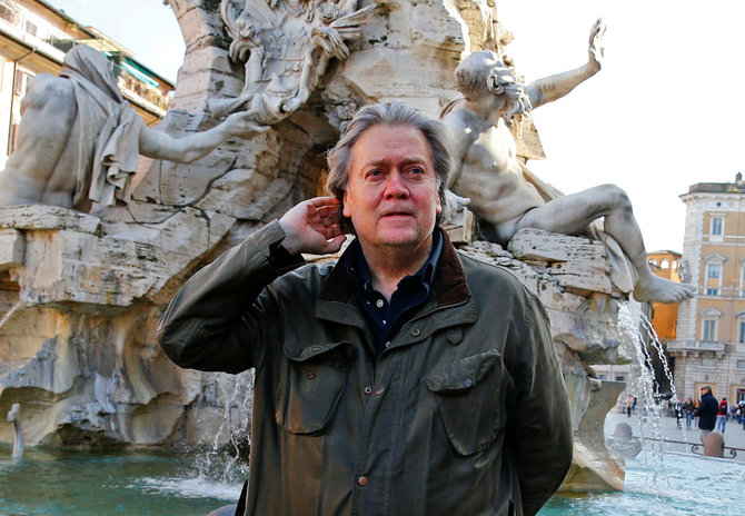 „Reuters“/„Scanpix“ nuotr./Stephenas Bannonas pozuoja nuotraukai Italijos sostinėje Romoje